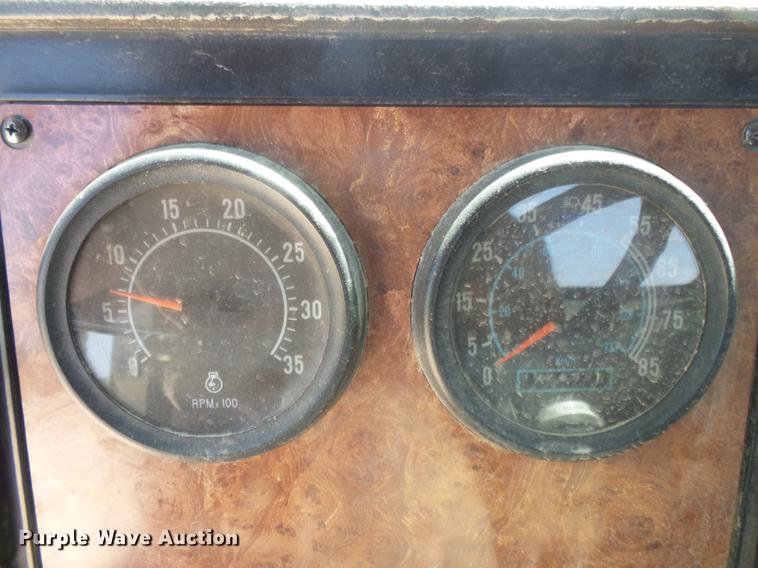 image for item DV9444 1995 International 9200 semi truck