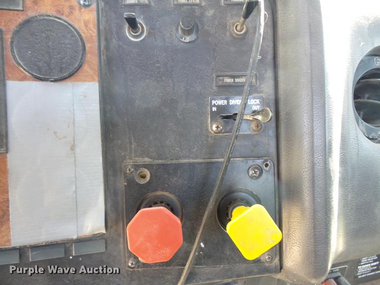 image for item DV9444 1995 International 9200 semi truck