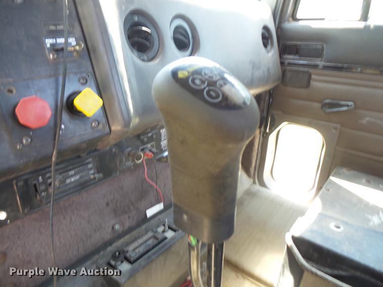 image for item DV9444 1995 International 9200 semi truck