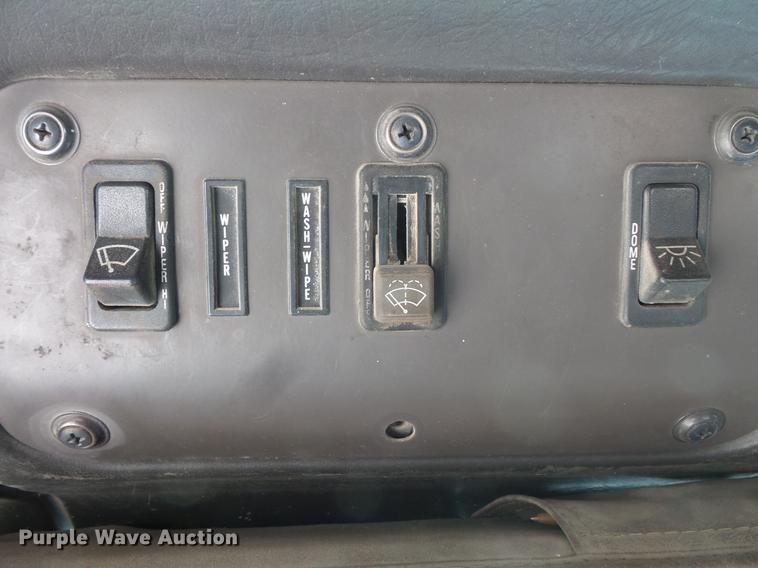 image for item DV9444 1995 International 9200 semi truck