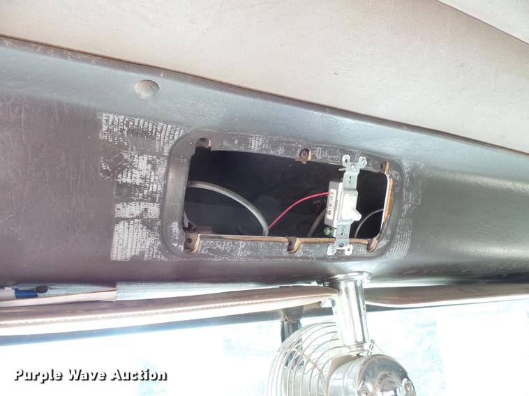 image for item DV9444 1995 International 9200 semi truck