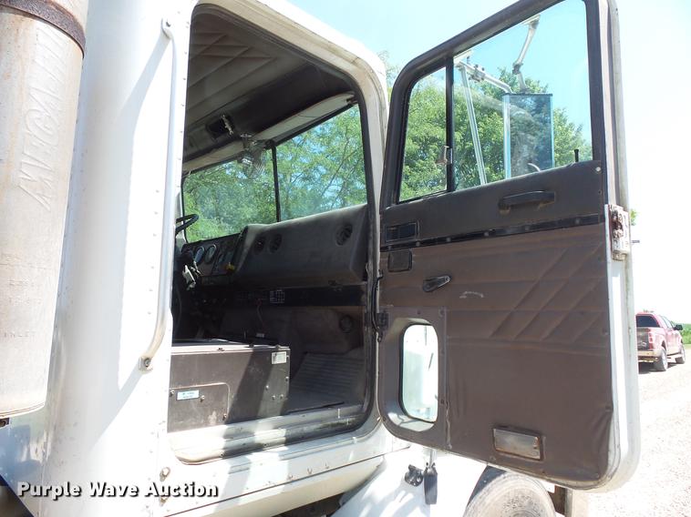 image for item DV9444 1995 International 9200 semi truck