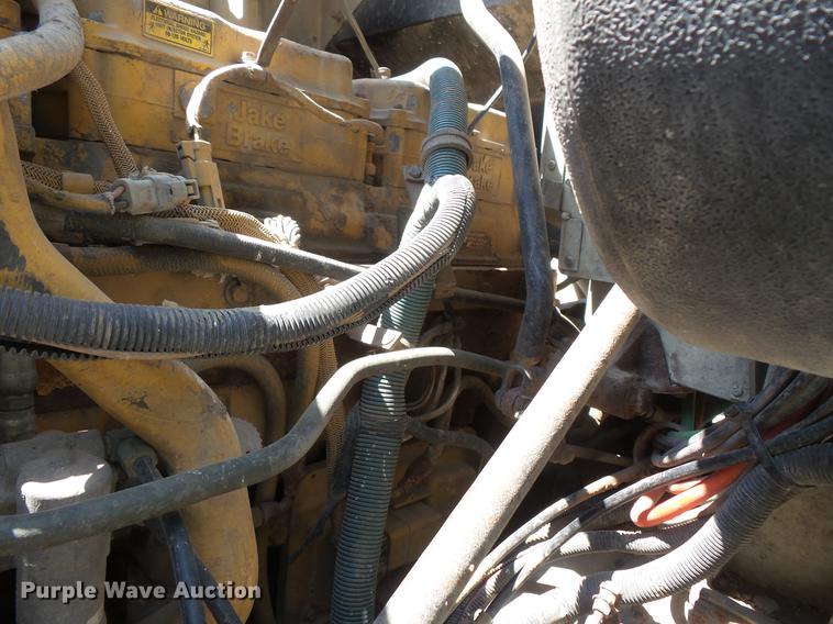 image for item DV9444 1995 International 9200 semi truck