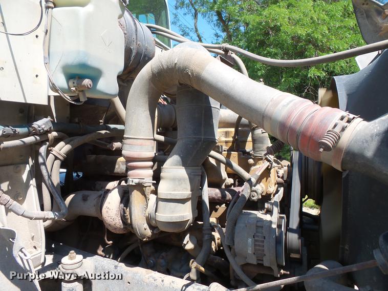 image for item DV9444 1995 International 9200 semi truck