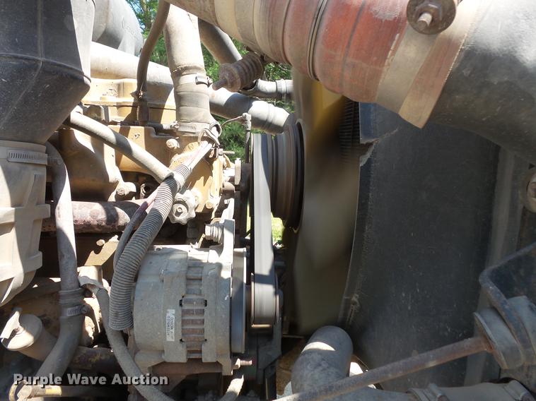 image for item DV9444 1995 International 9200 semi truck