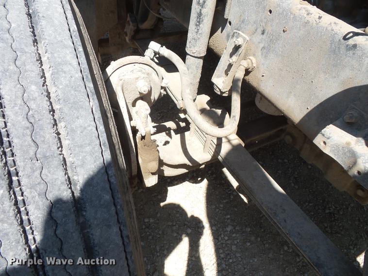 image for item DV9444 1995 International 9200 semi truck