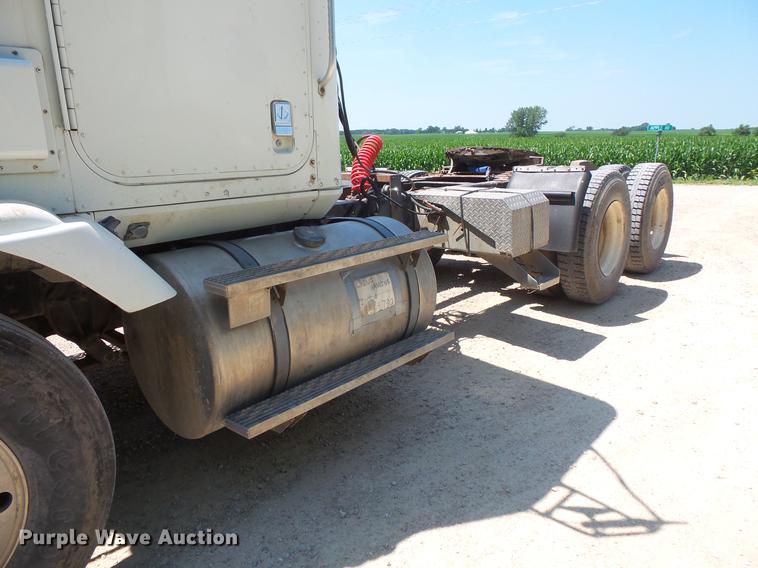 image for item DV9444 1995 International 9200 semi truck