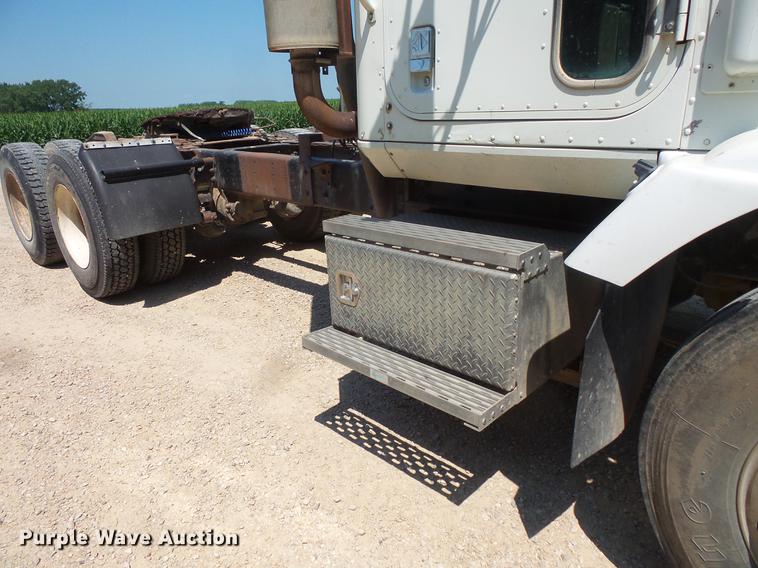 image for item DV9444 1995 International 9200 semi truck