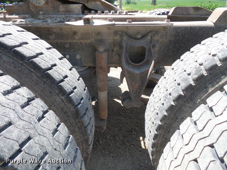 image for item DV9444 1995 International 9200 semi truck