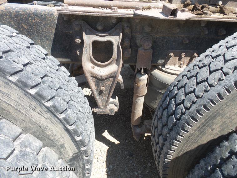 image for item DV9444 1995 International 9200 semi truck