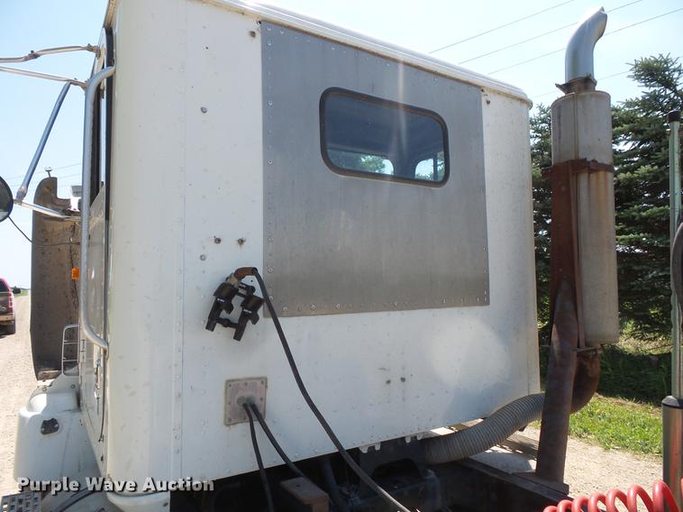 image for item DV9444 1995 International 9200 semi truck