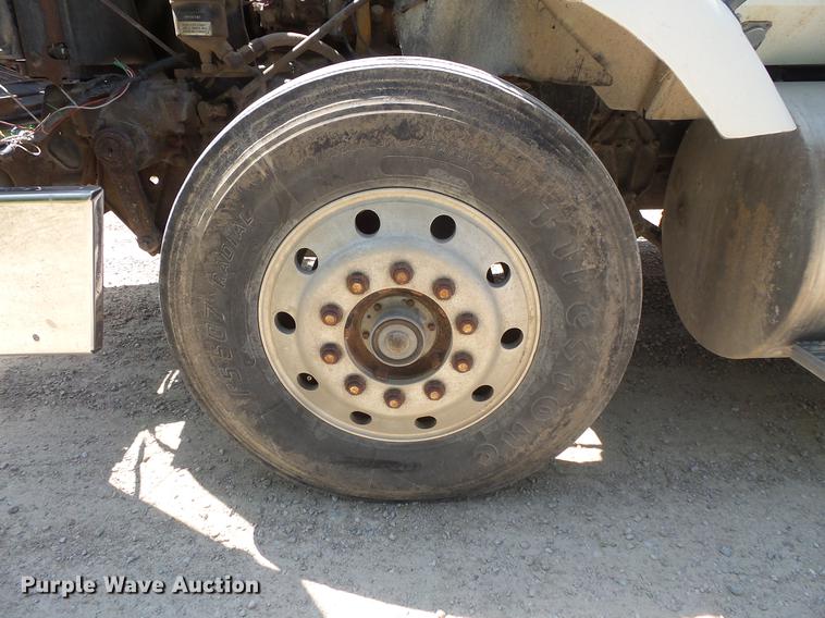 image for item DV9444 1995 International 9200 semi truck