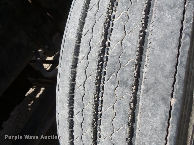 image for item DV9444 1995 International 9200 semi truck