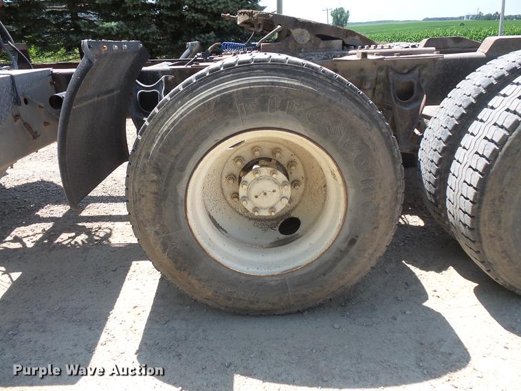 image for item DV9444 1995 International 9200 semi truck