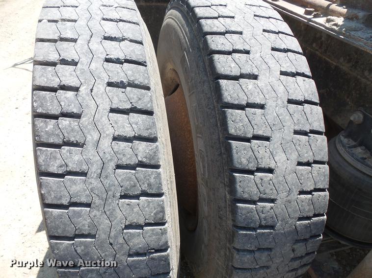 image for item DV9444 1995 International 9200 semi truck