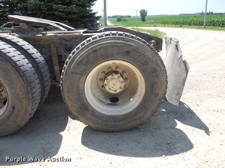 image for item DV9444 1995 International 9200 semi truck