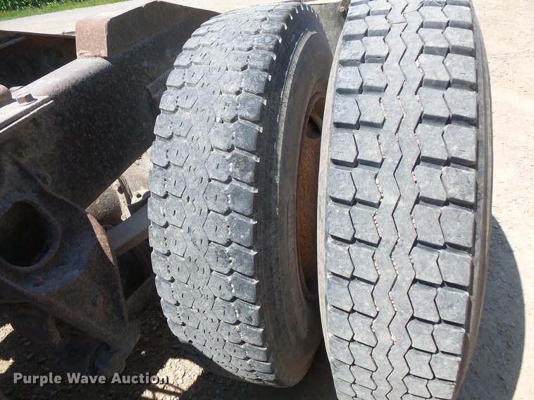 image for item DV9444 1995 International 9200 semi truck