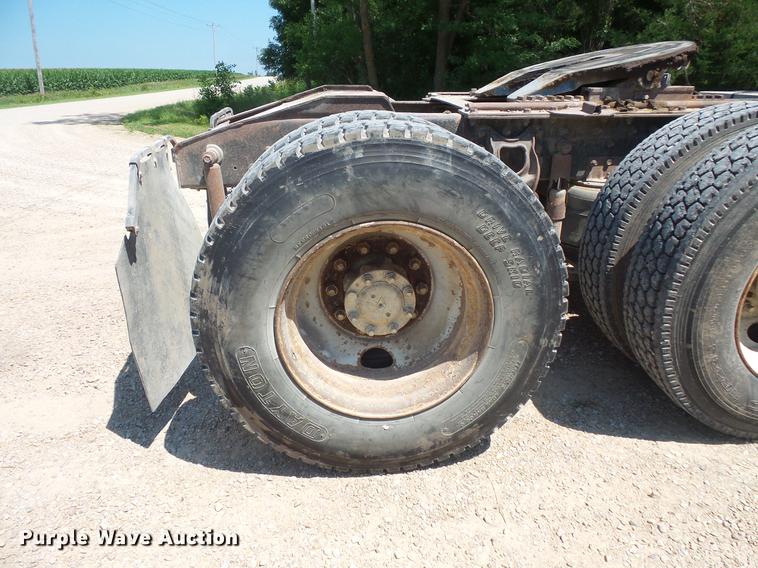 image for item DV9444 1995 International 9200 semi truck