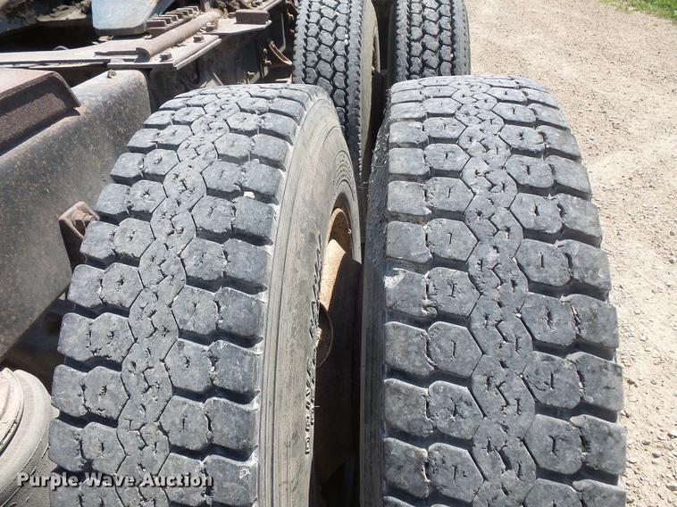 image for item DV9444 1995 International 9200 semi truck