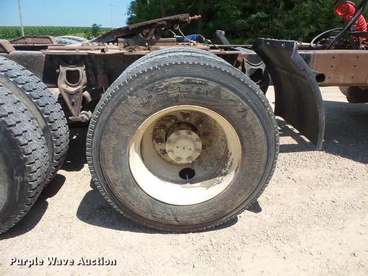 image for item DV9444 1995 International 9200 semi truck