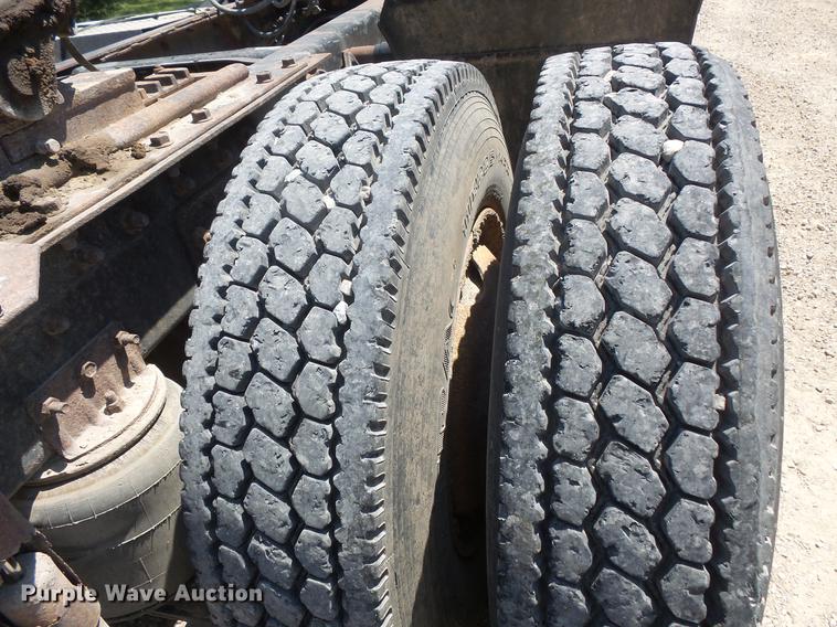 image for item DV9444 1995 International 9200 semi truck