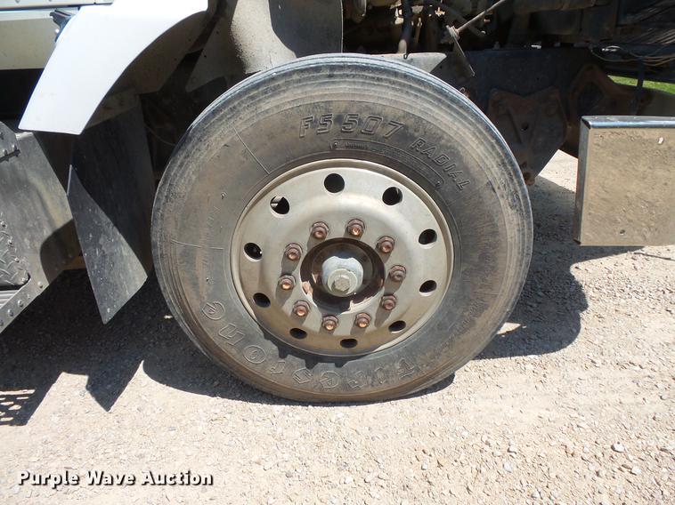 image for item DV9444 1995 International 9200 semi truck