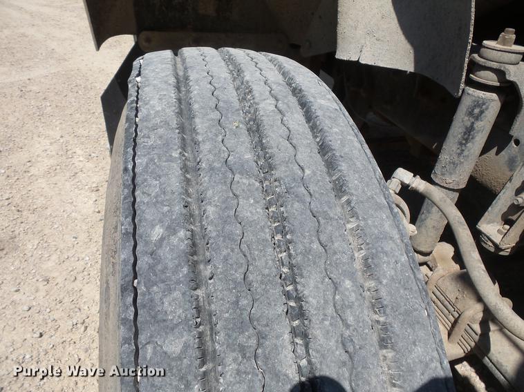 image for item DV9444 1995 International 9200 semi truck