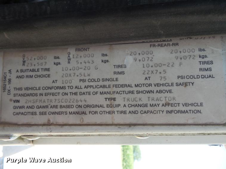 image for item DV9444 1995 International 9200 semi truck