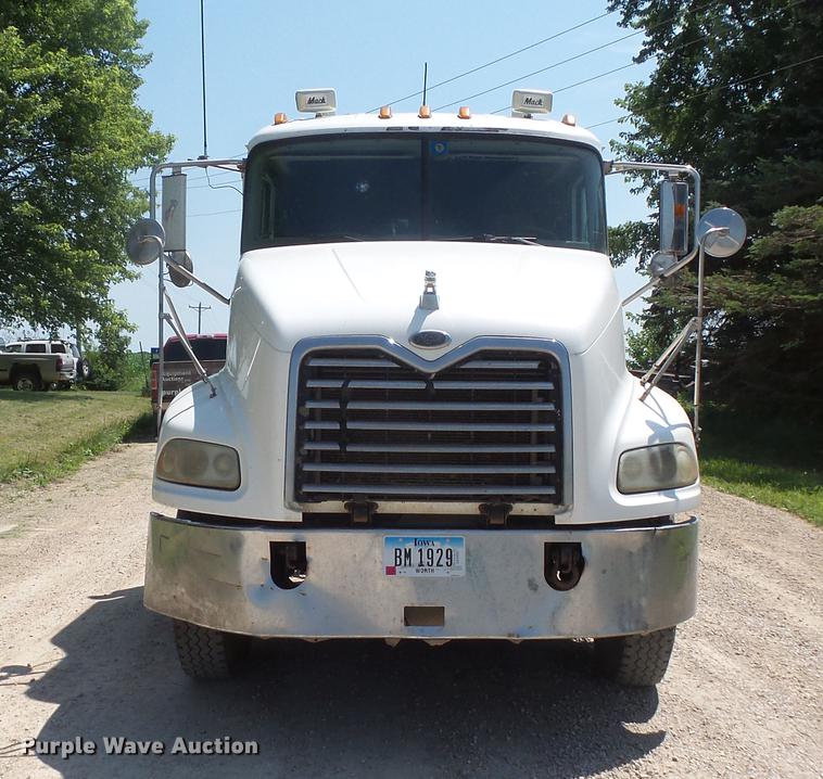 image for item DV9445 2005 Mack CXN613 semi truck