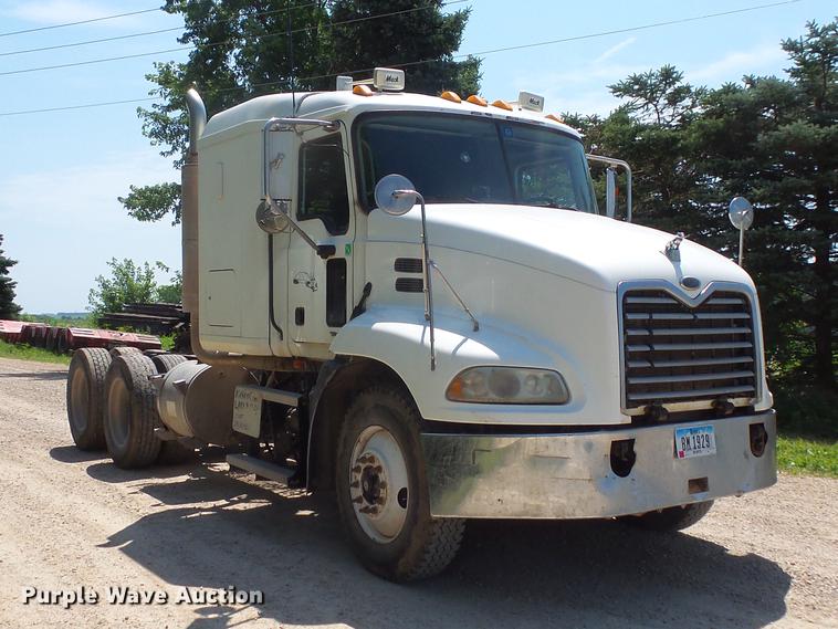 image for item DV9445 2005 Mack CXN613 semi truck
