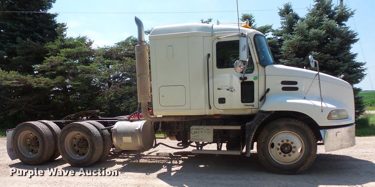 image for item DV9445 2005 Mack CXN613 semi truck