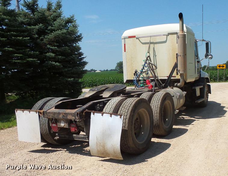 image for item DV9445 2005 Mack CXN613 semi truck