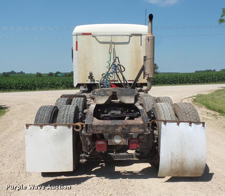 image for item DV9445 2005 Mack CXN613 semi truck