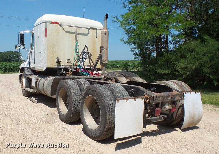image for item DV9445 2005 Mack CXN613 semi truck