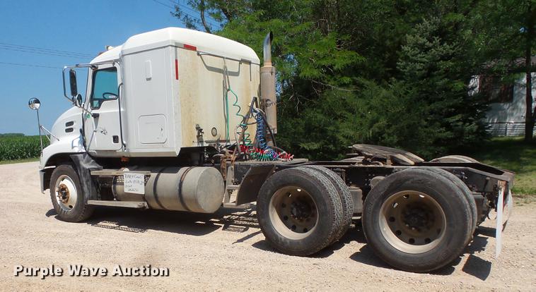 image for item DV9445 2005 Mack CXN613 semi truck