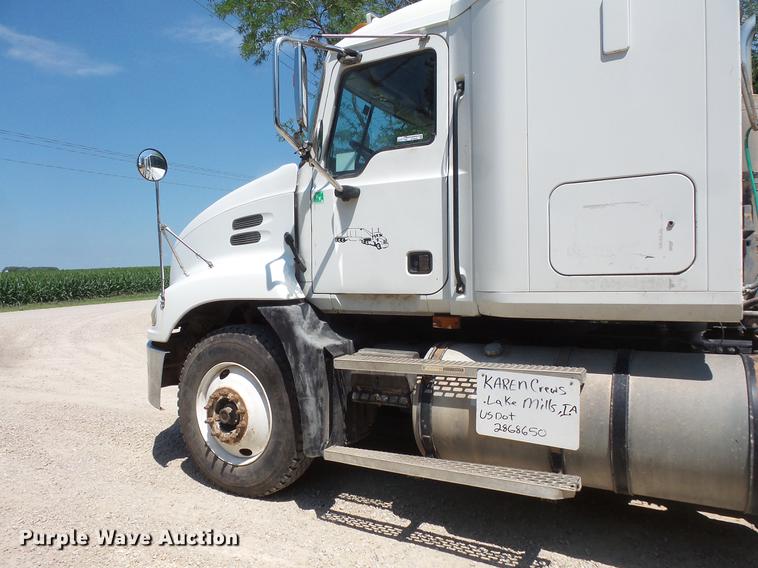 image for item DV9445 2005 Mack CXN613 semi truck