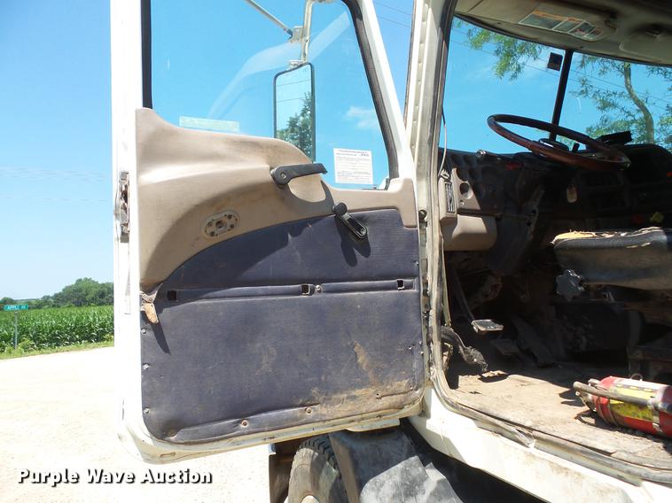 image for item DV9445 2005 Mack CXN613 semi truck