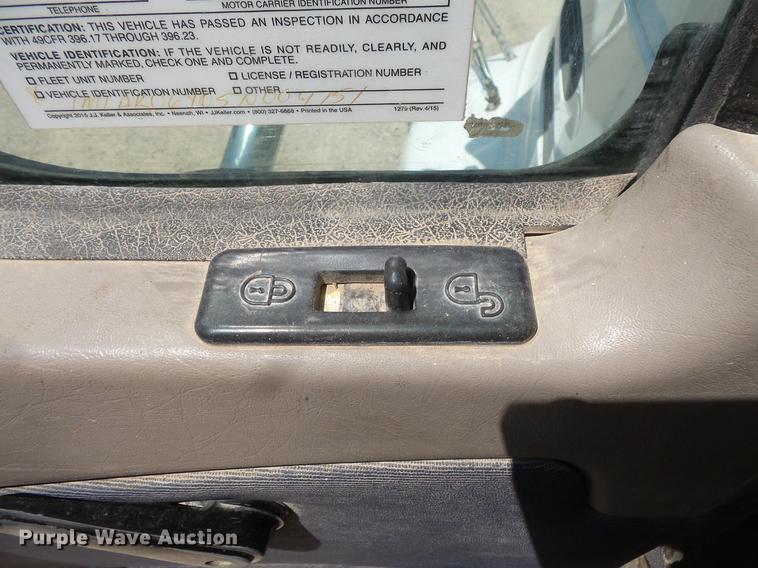 image for item DV9445 2005 Mack CXN613 semi truck