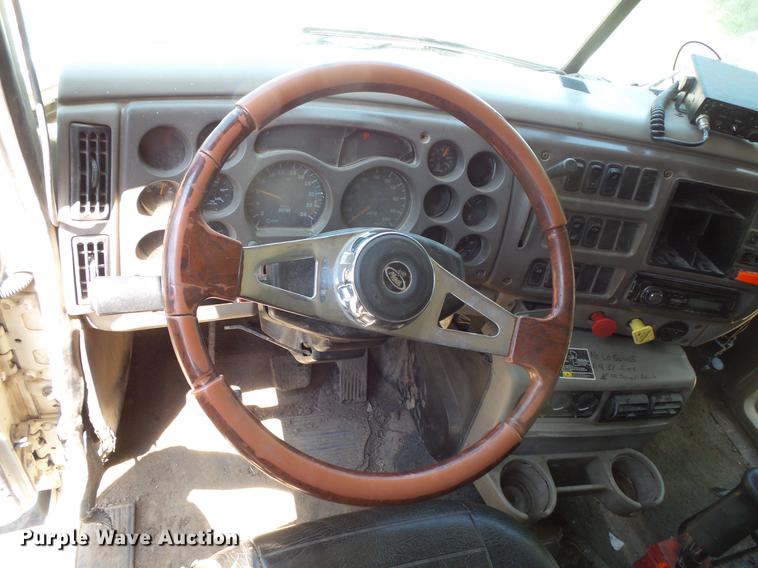 image for item DV9445 2005 Mack CXN613 semi truck