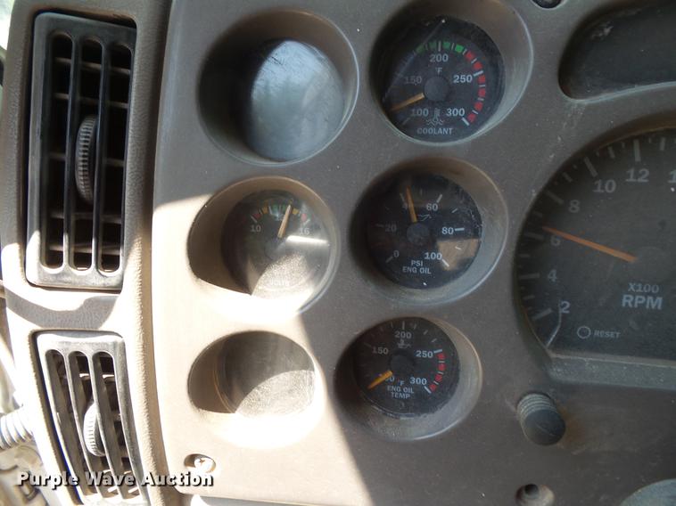 image for item DV9445 2005 Mack CXN613 semi truck