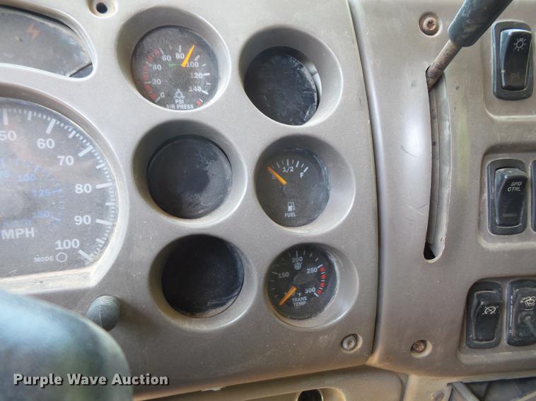 image for item DV9445 2005 Mack CXN613 semi truck