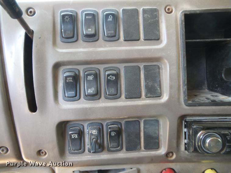 image for item DV9445 2005 Mack CXN613 semi truck