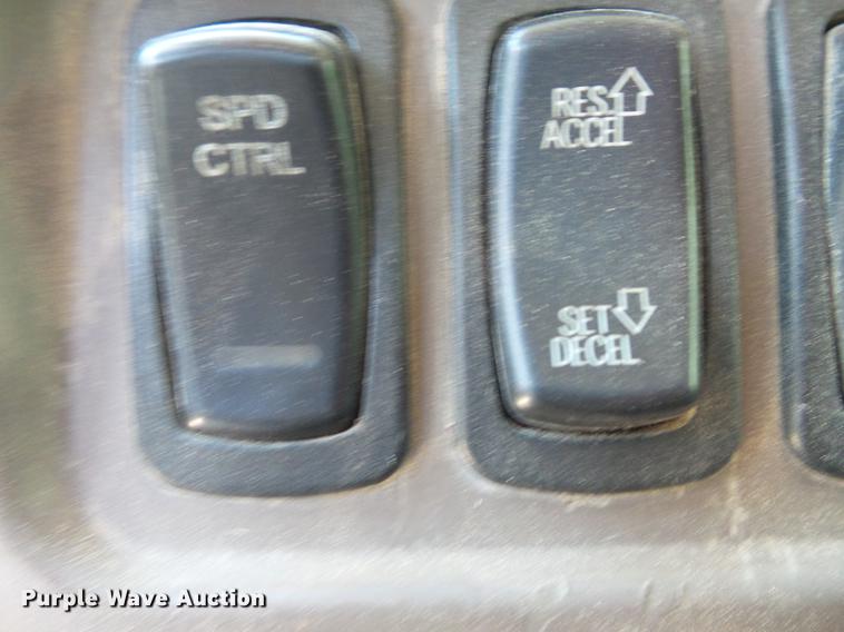 image for item DV9445 2005 Mack CXN613 semi truck