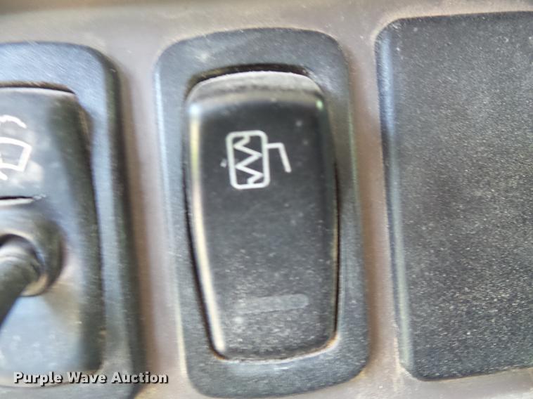 image for item DV9445 2005 Mack CXN613 semi truck