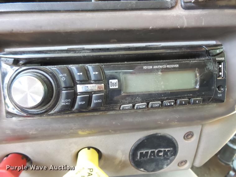 image for item DV9445 2005 Mack CXN613 semi truck