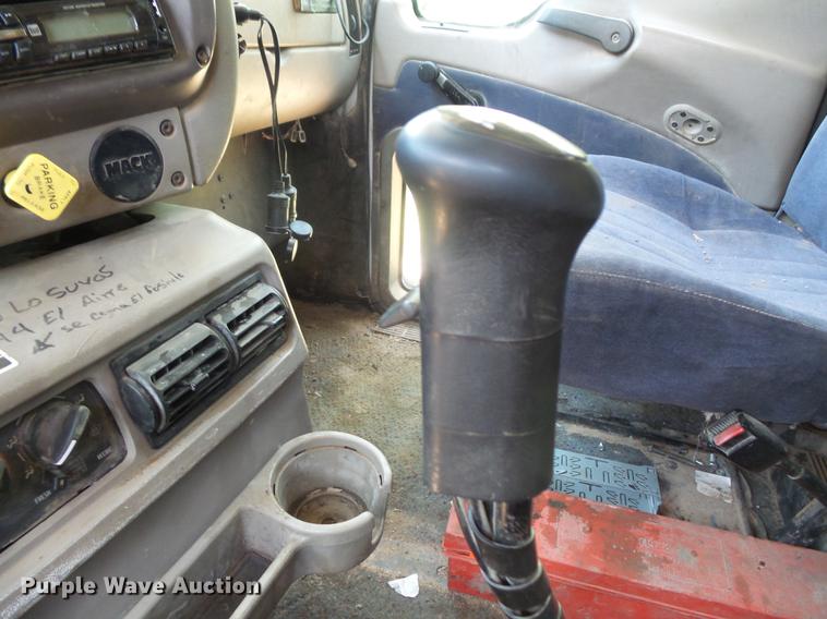 image for item DV9445 2005 Mack CXN613 semi truck