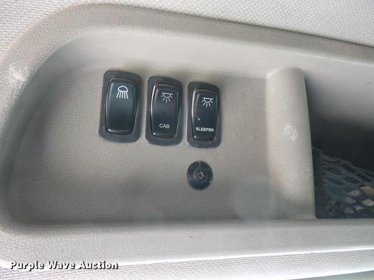 image for item DV9445 2005 Mack CXN613 semi truck