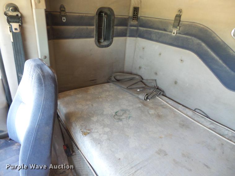 image for item DV9445 2005 Mack CXN613 semi truck