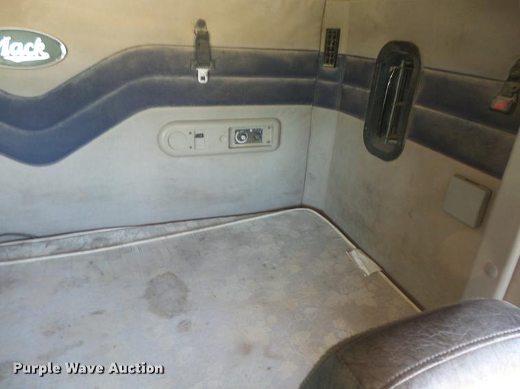 image for item DV9445 2005 Mack CXN613 semi truck
