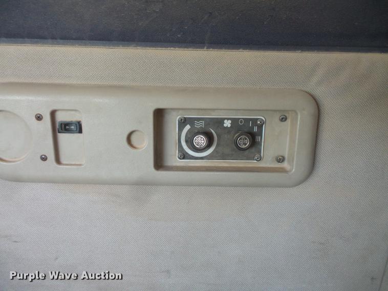 image for item DV9445 2005 Mack CXN613 semi truck